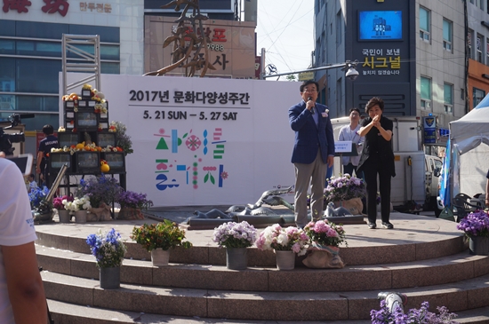 부산 광복로 차없는 거리에서 진행된 이번 행사에는 부산광역시장 서병수 시장이 참석하였다.