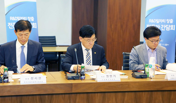 26일 산업기술평가관리원 대구 본원에서 열린 ‘산업기술 R&D 일자리 창출관련 전문가 간담회’에 참석해 산업기술 R&D 일자리 창출 촉진정책 현황 및 개선방안 등을 논의하고 있다.(사진 = 산업통상자원부)