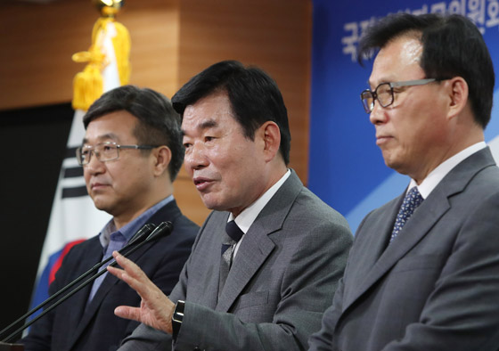 김진표(가운데) 국정기획위원장이 28일 정례브리핑을 하는 모습. 왼쪽부터 윤호중 기획분과위원장, 김진표 위원장, 박광온 대변인. (사진 = 국정기획자문위원회)