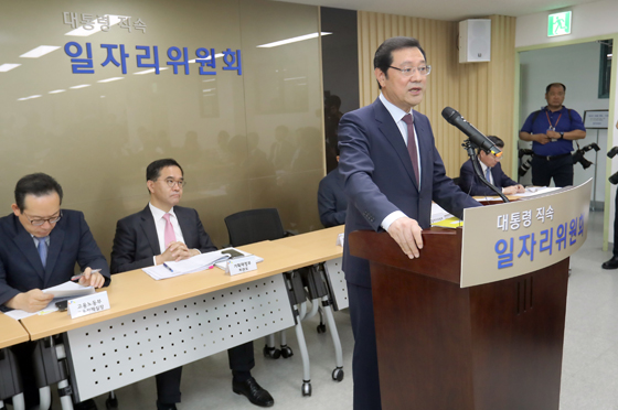 이용섭 일자리위원회 부위원장이 지난 1일 오전 서울 종로구 정부서울청사 창성동 별관에서 ‘일자리 100일 계획’ 관련 브리핑을 하고 있다. (사진=저작권자(c) 연합뉴스, 무단 전재-재배포 금지)