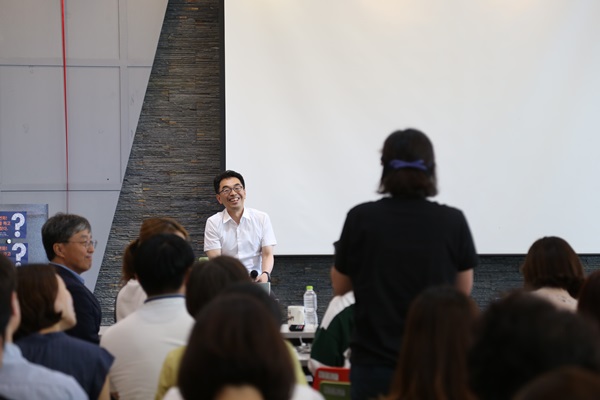 하승창 사회혁신 수석이 참석자의 질문을 듣고 있다.
