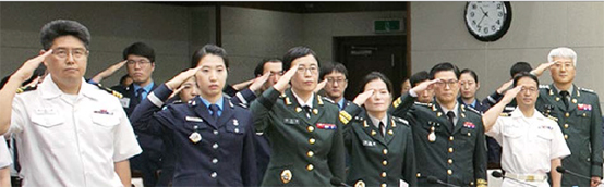 지난 7일 열린 전군 군 판사 회의 참석자들이 국민의례 중 국기에 대한 경례를 하고 있다.