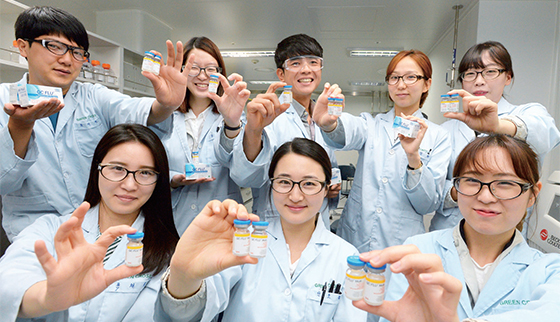 6월 26일 전남 화순의 녹십자 백신 공장에서 연구개발(R&D) 직원들이 주력 수출 상품인 독감 백신을 손에 들고 환하게 웃고 있다.(사진=조선DB)