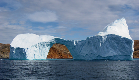 북극 그린랜드 주변의 빙하. 지구상 물의 총량은 1억년이나 지금이나 동일하다. 그러나 지구온난화로 얼음이 녹아내리면서 강수량이 보다 많아질 수 있는 여건이 조성되고 있다.(제공=킴 핸슨)