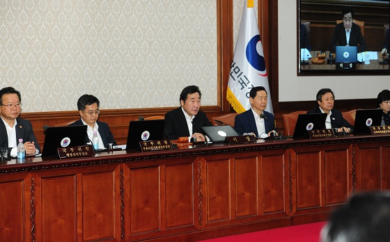 이낙연 국무총리가 18일 오전 서울 세종로 정부서울청사에서 열린 국무회의에서 발언하고 있다.