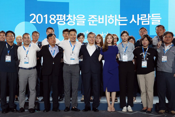 문재인 대통령이 24일 오후 평창 알펜시아 리조트에서 열린 ‘G-200, 2018 평창을 준비하는 사람들’ 평창 동계올림픽·패럴림픽 성공 다짐대회에서 이희범 평창 조직위원장, 김연아 홍보대사 등 참석자들과 기념 촬영을 하고 있다.