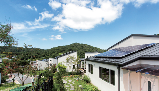 충남 아산 예꽃재마을의 32가구 지붕에는 태양광 패널이 설치됐다. 태양광을 이용해 전기를 생산하고 지열보일러로 물을 데워 난방과 온수를 해결한다. 예꽃재마을은 재생에너지를 사용한 덕에 에너지 자립률 80%를 달성했다.(사진=C영상미디어)