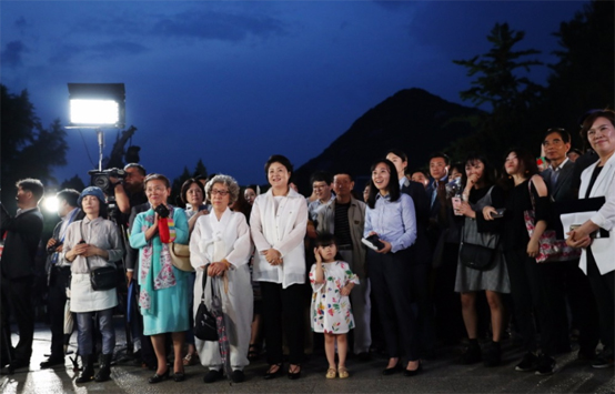 6월 26일 청와대 앞길 전면 개방 기념행사에 참석한 시민들과 김정숙 여사. (사진=청와대)