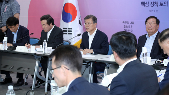 문재인 대통령이 30일 오후 세종특별자치시 정부세종청사에서 열린 