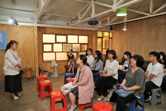전주 남부시장 청년몰에서 동네서점 토크콘서트가 열리고 있다. 책방 서점장과 시민들이 참여해 독서에 대한 다양한 의견을 나눴다. 