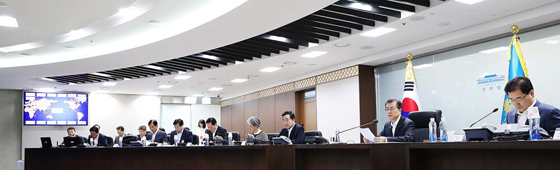 문재인 대통령(오른쪽에서 두번째)이 15일 오전 청와대에서 국가안전보장회의(NSC) 전체회의를 주재하며 북한의 미사일 발사 대응 방안을 논의하고 있다. 