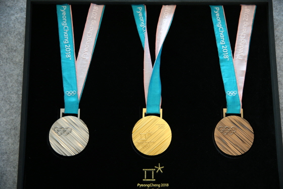 2018 평창 동계올림픽 메달 공개 행사에서 평창동계올림픽 금은동 메달이 공개되고 있다.