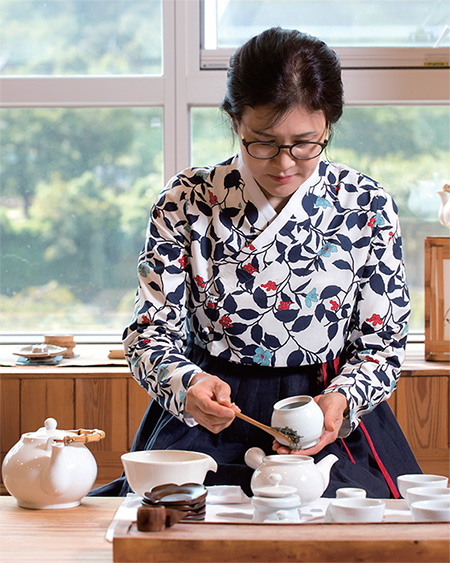 김명애 하동차문화센터 실장이 차 마시는 순서를 선보이고 있다. 예로부터 우리 선조들은 예를 갖춰서 차를 음미하는 것을 즐겼다. ⓒC영상미디어