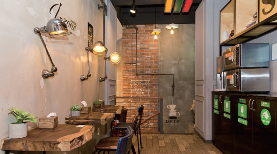 서울 회현역 인근 편의점에는 1인 방문객을 위한 카페 형태의 공간이 있다.