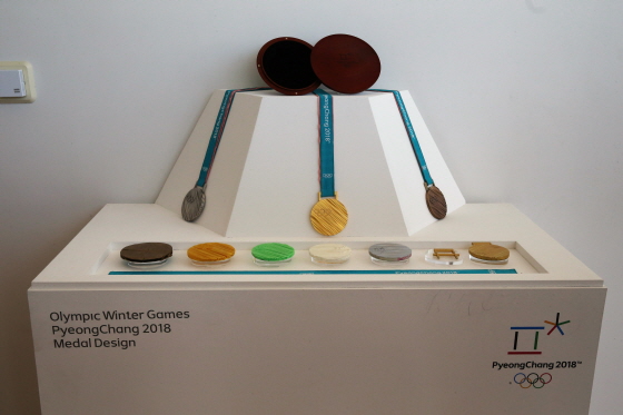 동계올림픽 메달은 대회 상징물, 동계종목 피규어 등과 함께 오는 24일까지 동대문디자인플라자 어울림마당에 전시돼 일반 국민들에게 공개된다.