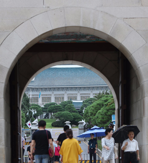 청와대 앞길이 50년만에 전면 개방되면서 최근 관광객들이 급증했으며 한국 문화를 체험할 수 있는 공간으로 시민들이 청와대 앞길을 찾은 모습. (사진 = 공감포토)