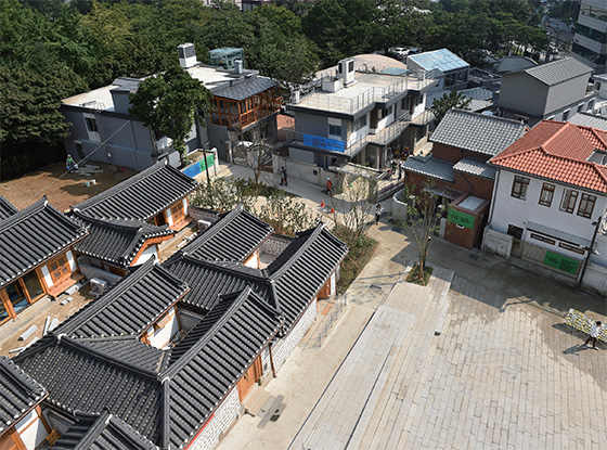 조선시대의 한옥과 근대건물 30여 개가 모여 있는 돈의문박물관마을 전경 ⓒC영상미디어