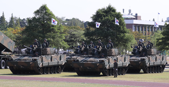 28일 오전 경기도 평택 해군 2함대사령부에서 열린 건군 69주년 국군의 날 기념식에서 K-21전투장갑차가 도열해 있다. <저작권자(c) 연합뉴스, 무단 전재-재배포 금지>