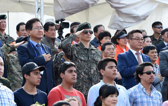 지상군페스티벌 개막식에 참석한 서주석 국방부 차관, 김용우 육군참모총장, 최홍묵 계룡시장(가운뎃줄 왼쪽부터)이 국민의례를 하고 있다. (사진=국방일보)