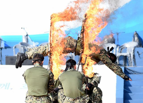 지상군페스티벌 시범공연 중 육군 특전사 장병들이 불꽃 링을 통과하는 낙법 시범을 선보이고 있다. (사진=국방일보)