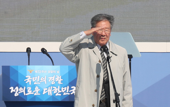 배우 최불암이 20일 오전 서울 광화문광장에서 열린 제72주년 경찰의 날 기념행사에서 거수경례를 하고 있다.<저작권자(c) 연합뉴스, 무단 전재-재배포 금지>