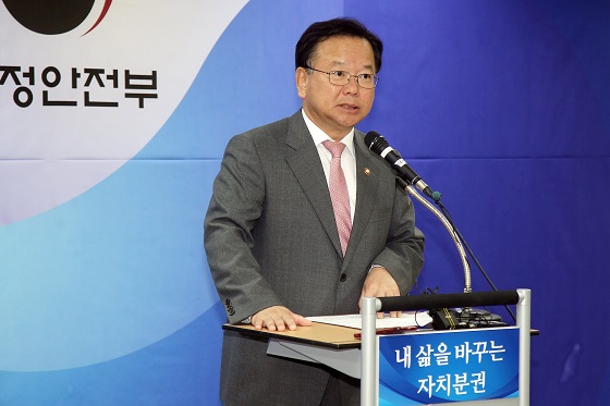김부겸 행정안전부 장관이 26일 오후 전남 여수세계박람회장에서 열린 제2회 시-도지사 간담회를 개최, 자치분권 로드맵(안)에 대한 소방공무원 국가직 전환 방안 및 재정분권 추진 등에 대해 기자브리핑을 하고 있다.