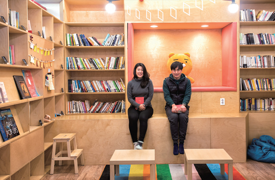 힐링을 돕는 책이 갖춰진 상상지대의 서재.