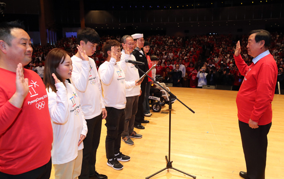 6일 서울 코엑스에서 열린 평창 동계올림픽 자원봉사단 발대식에서 이희범 조직위원장과 자원봉사단 대표들이 선서하고 있다. <저작권자(c) 연합뉴스, 무단 전재-재배포 금지> 