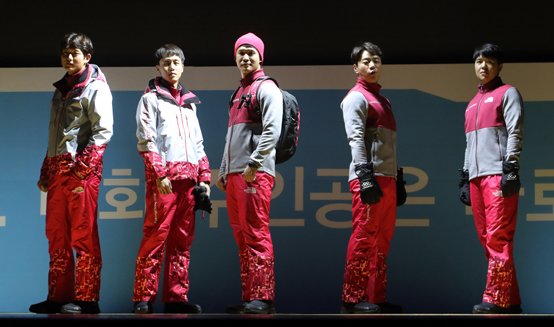 6일 서울 코엑스에서 열린 평창 동계올림픽 자원봉사단 발대식에서 자원봉사자들이 착용할 유니폼이 공개되고 있다. <저작권자(c) 연합뉴스, 무단 전재-재배포 금지> 