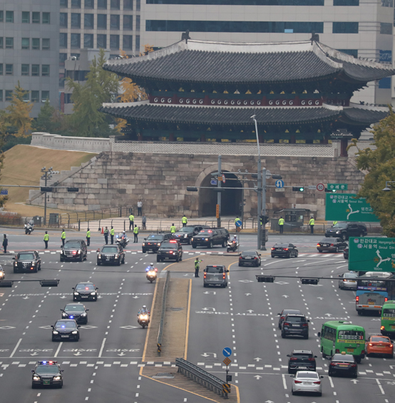 7일 국빈방한한 도널드 트럼프 미국 대통령 일행이 탄 차량이 청와대로 향하고 있다. <저작권자(c) 연합뉴스, 무단 전재-재배포 금지> 