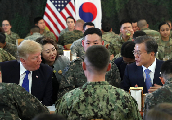 문재인 대통령과 국빈 방문한 도널드 트럼프 미국 대통령이 7일 오후 경기도 평택 험프리스 미군 기지에서 열린 오찬에서 대화하고 있다. <저작권자(c) 연합뉴스, 무단 전재-재배포 금지> 