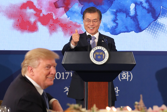 문재인 대통령이 7일 저녁 청와대 영빈관에서 도널드 트럼프 미국 대통령 내외 초청 국빈만찬에서 