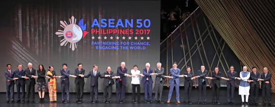 제31회 동남아시아국가연합(ASEAN) 정상회의 개막식에 참석한 각국 정상들의 기념촬영.<저작권자(c) 연합뉴스, 무단 전재-재배포 금지> 