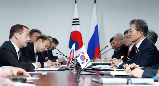 문재인 대통령이 14일 오전(현지시간) 필리핀 마닐라 필리핀국제컨벤션센터(PICC) 양자회담장에서 드미트리 메드베데프 총리를 만나 얘기를 나누고 있다. <저작권자(c) 연합뉴스, 무단 전재-재배포 금지>