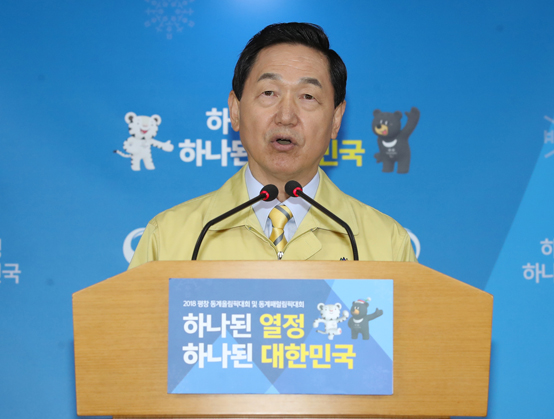 김상곤 사회부총리 겸 교육부 장관이 15일 오후 서울 광화문 정부서울청사에서 2018학년도 대학수학능력시험 연기를 발표하고 있다. <저작권자(c) 연합뉴스, 무단 전재-재배포 금지> 