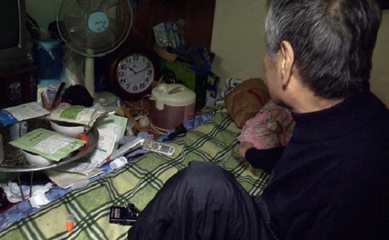대전 중구 정동 한 쪽방에 사는 한 노인이 약봉지를 바라보고 있다.(사진=저작권자 (c) 연합뉴스. 무단전재-재배포금지)