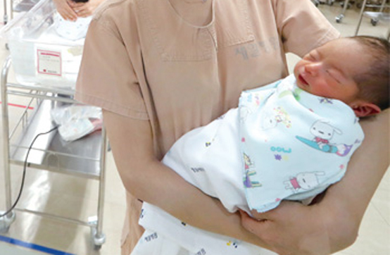 그동안 주민센터를 방문해 신청해오던 출산관련 지원서비스를 30일부터 ‘행복출산 원스톱(통합)서비스’를 온라인 신청할 수 있다고 밝혔다.(사진=공감포토)