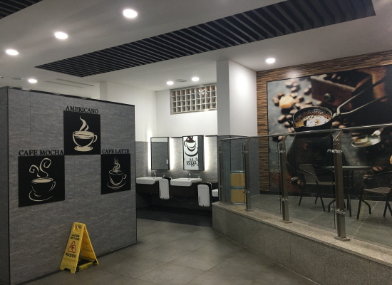 강릉대관령휴게소 화장실, 커피 이미지를 구현한 화장실이다.