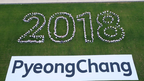 지난 7월 24일 오후 평창 알펜시아 리조트에서 열린 ‘G-200, 2018 평창을 준비하는 사람들’ 평창 동계올림픽·패럴림픽 성공 다짐대회를 마치고 드론을 이용한 홍보영상을 촬영하고 있다. (사진 = 청와대)