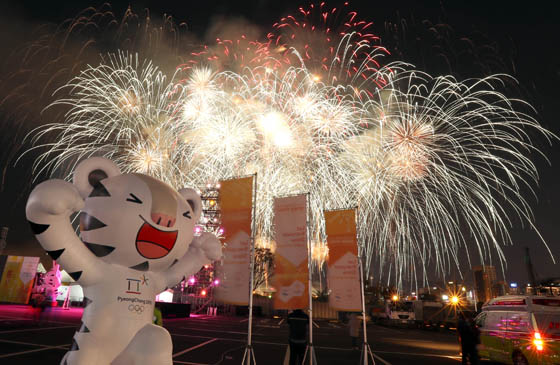 4일 오후 2018 평창동계올림픽 성화 봉송 환영행사가 열린 부산 북항재개발 부지에서 상공으로 화려한 불꽃이 수놓고 있다. 88서울올림픽 이후 30년 만에 부산에 온 올림픽 성화는 6일까지 사흘간 부산 전역 147㎞ 구간을 달린다.(사진=저작권자(c) 연합뉴스, 무단 전재-재배포 금지) 