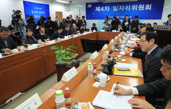 12일 오후 서울 광화문 대통령직속 일자리위원회에서 열린 ‘제4차 일자리위원회’ 회의에서 이용섭 부위원장이 발언을 하고 있다. (사진=저작권자(c) 연합뉴스, 무단 전재-재배포 금지)