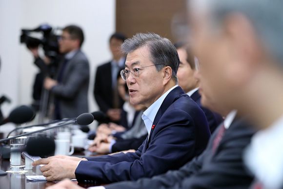 문재인 대통령이 18일 오후 청와대 여민관에서 열린 수석보좌관회의에서 발언하고 있다. (사진=청와대)