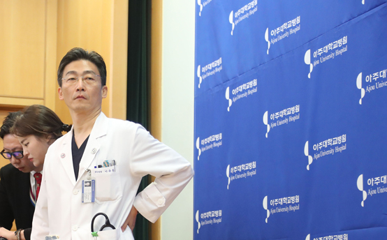지난 달 22일 오후 아주대학교병원에서 이국종 교수가 총상을 입은 채 귀순한 북한군 병사의 회복 상태 등을 설명하고 있다. <저작권자(c) 연합뉴스, 무단 전재-재배포 금지>