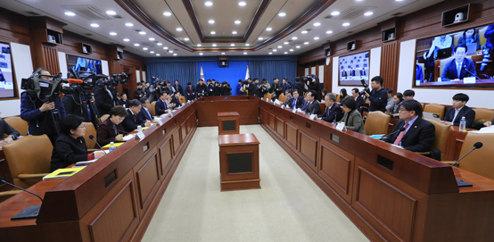 11일 오전 서울 광화문 정부서울청사에서 열린 경제관계장관회의에서 최저임금 인상과 관련, 관계부처 장관들이 발언을 하고 있다. <저작권자(c) 연합뉴스, 무단 전재-재배포 금지> 