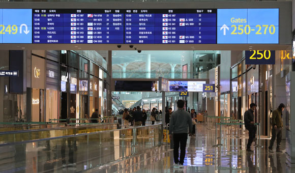 지난 11일 인천국제공항 제2여객터미널 출국장 면세점구역에서 관계자들이 마무리 공사를 하고 있다. (사진=저작권자(c) 연합뉴스, 무단 전재-재배포 금지) 