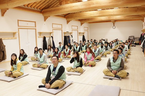 속초 신흥사에서 템플스테이 체험 중인 대만 불광대학교 학생들. 