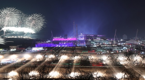 2018 평창동계올림픽 개막식이 열린 9일 오후 강원도 평창올림픽스타디움에서 불꽃 향연이 펼쳐지고 있다. (사진 = 평창동계올림픽조직위원회)