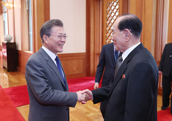 문재인 대통령이 북한 김영남 최고인민회의 상임위원장과 접견에 앞서 악수하고 있다.(사진=청와대)