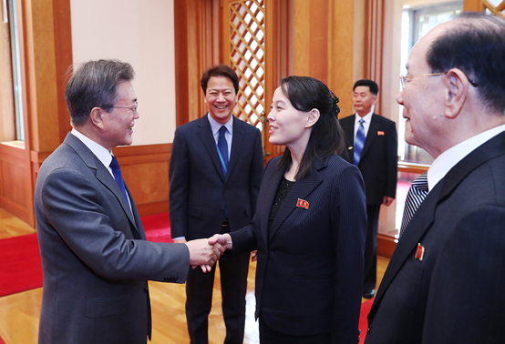 문재인 대통령이 김여정 조선노동당 중앙위 제1부부장과 접견에 앞서 인사를 나누고 있다.(사진=청와대)