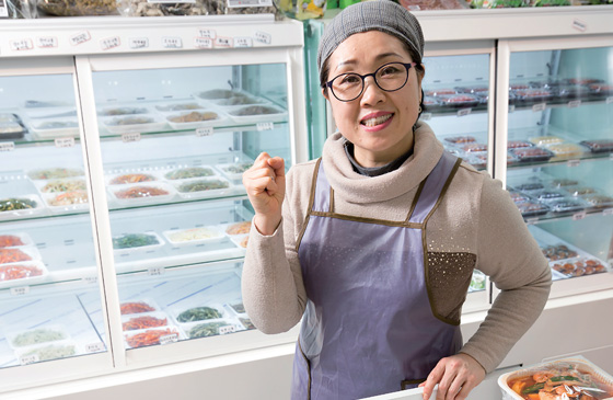 바른 마음으로 반찬을 만드는 우은정 대표.(사진=C영상미디어)